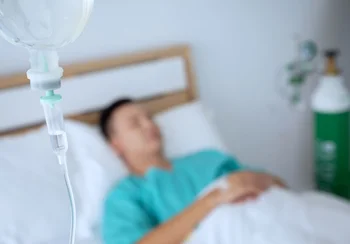 Мужчина лежит под капельницей