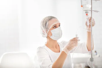 Медсестра устанавливает капельницу